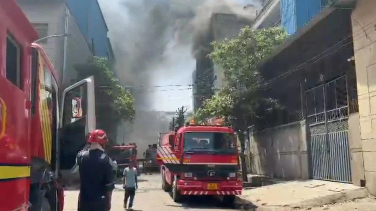 नरेला फैक्टरी में भीषण आग, 10 दमकल गाड़ियां मौके पर