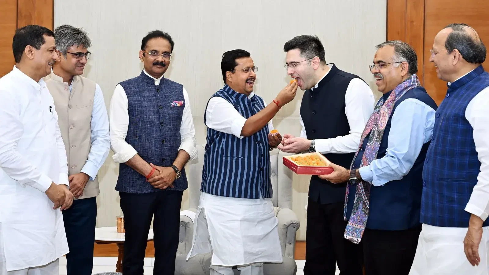 दल-बदल विवाद: आप ने की 7 सांसदों की सदस्यता खत्म करने की मांग