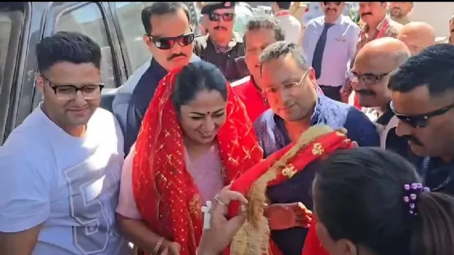 मां वैष्णो देवी के दरबार में दिल्ली की सीएम रेखा गुप्ता, सुख-समृद्धि की कामना की