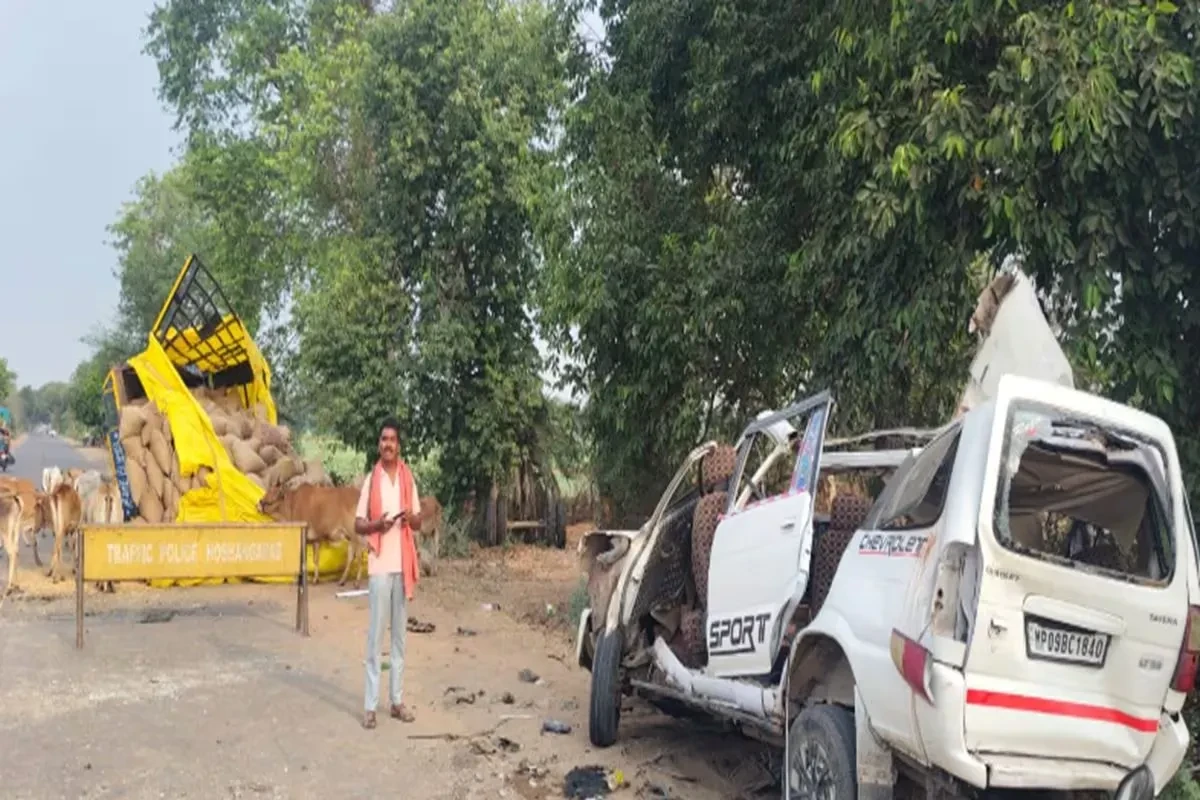 नर्मदापुरम: शादी से लौट रहे लोगों की टवेरा ट्रक से टकराई, 5 की मौत