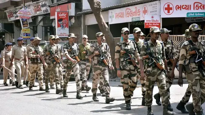 भाजपा उम्मीदवार के घर के बाहर फायरिंग, सीआईएसएफ जवान घायल, भाटपारा में तनाव