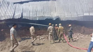 हापुड़ में भीषण अग्निकांड: 70 झुग्गियां जलीं, लाखों का नुकसान