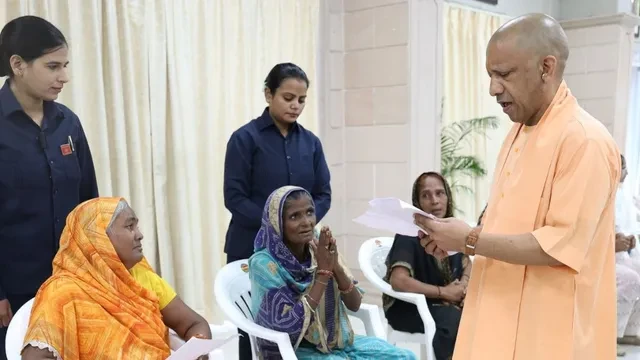 सीएम योगी ने जनता दर्शन में सुनीं समस्याएं, अधिकारियों को दिए सख्त निर्देश