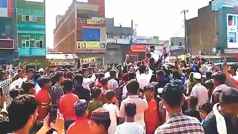मेरठ: बिना अनुमति भीड़ जुटाने पर कार्रवाई, यूट्यूबर पर FIR, रिंकू सिंह की बहन भी पहुंचीं