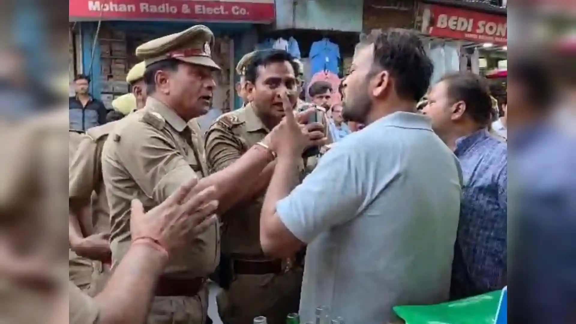 मुजफ्फरनगर: अतिक्रमण अभियान के दौरान हंगामा, रेहड़ी संचालक ने लगाए उगाही के आरोप