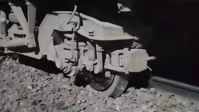 पुणे स्टेशन के पास वंदे भारत एक्सप्रेस का कोच डिरेल, यात्री सुरक्षित