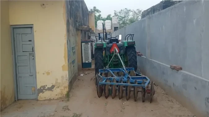 भिवानी में जमीन विवाद ने पकड़ा तूल, दो ट्रैक्टर पुलिस ने किए जब्त