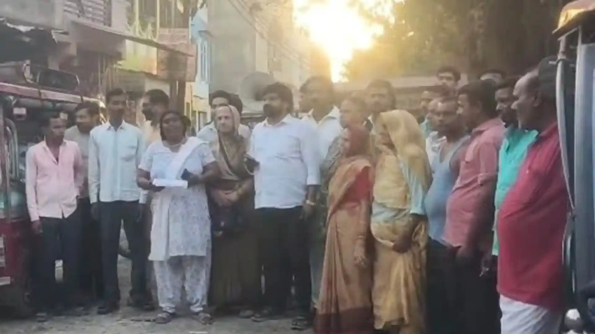 मुजफ्फरनगर: खराब सड़क और नाला निर्माण को लेकर स्थानीय लोगों का विरोध