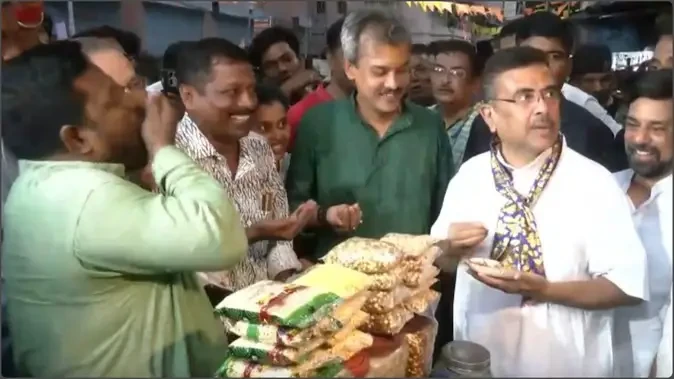 झालमुड़ी खाने के बाद बोले शुभेंदु अधिकारी- भवानीपुर से भारी अंतर से हारेंगी ममता बनर्जी