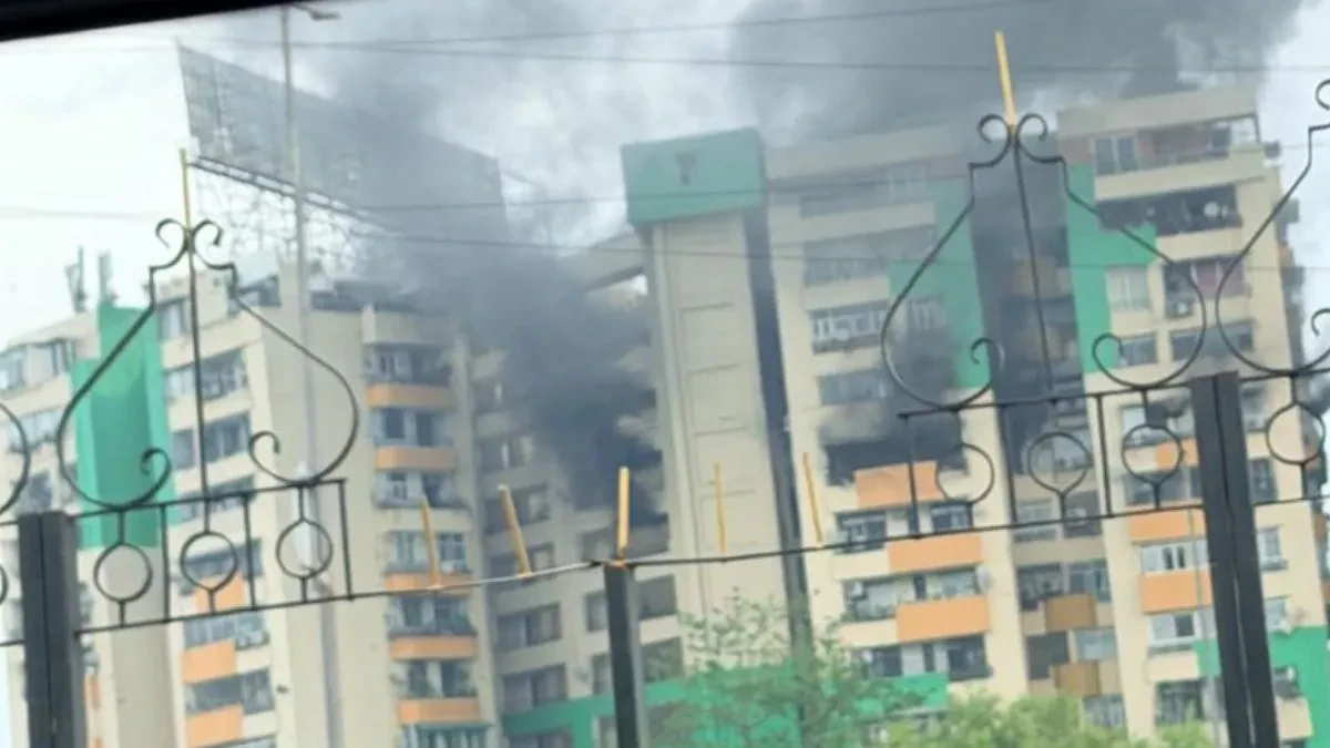 गाजियाबाद: गौर ग्रीन एवेन्यू सोसाइटी के फ्लैट में लगी भीषण आग, मचा हड़कंप