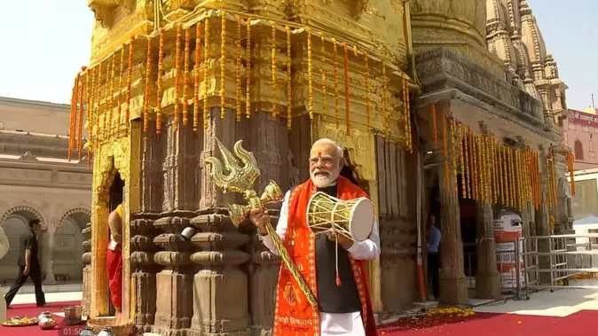 काशी विश्वनाथ धाम पहुंचे पीएम मोदी, श्रद्धालुओं से किया भावनात्मक संवाद