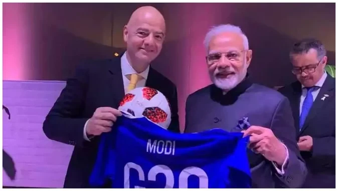 बच्चों के साथ फुटबॉल खेलते पीएम मोदी की तस्वीर पर फीफा अध्यक्ष ने जताई खुशी