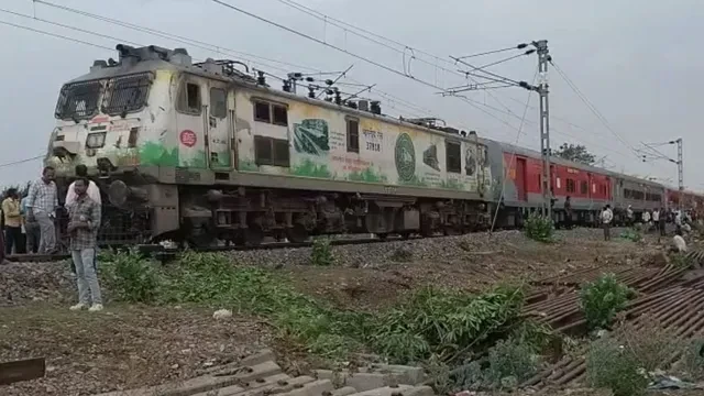 यूपी: तेज आंधी और तूफानी हवाओं के कारण कई स्थानों पर रेलवे ट्रैक पर गिरे पेड़, संचालन प्रभावित