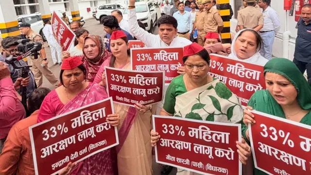 यूपी विधानमंडल सत्र शुरू, महिला आरक्षण बिल पर सपा का प्रदर्शन