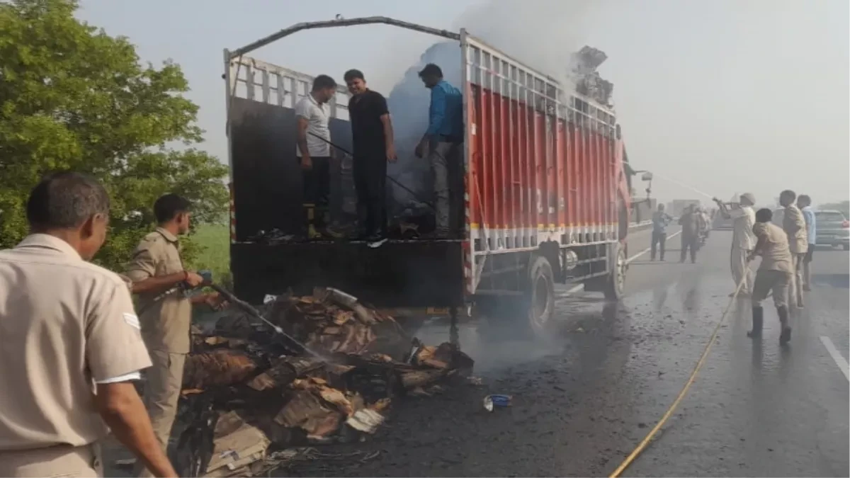 मुजफ्फरनगर हाईवे पर मिनी ट्रक में भीषण आग, धागों का माल जलकर खाक