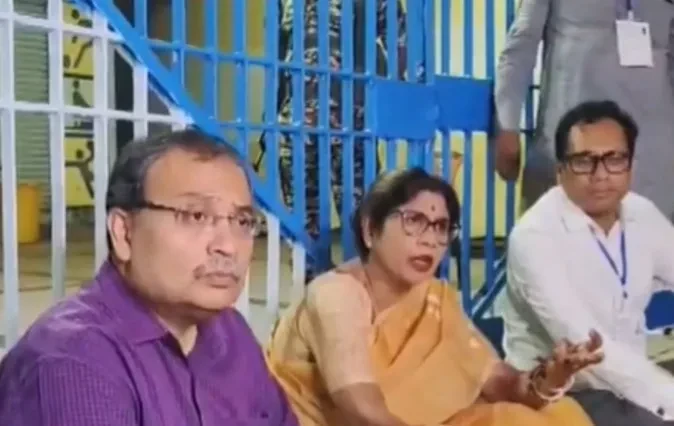 स्ट्रॉन्ग रूम में छेड़छाड़?: कोलकाता में टीएमसी नेताओं का धरना, ममता भी पहुंची