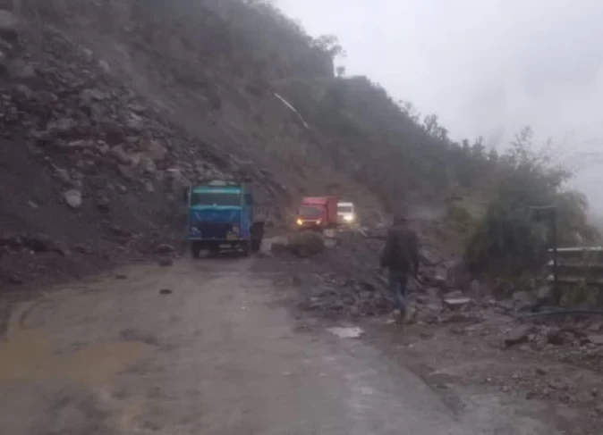 चमोली: भारी बारिश से पौड़ी हाईवे तीन घंटे बंद, डीएम को लेना पड़ा वैकल्पिक रास्ता