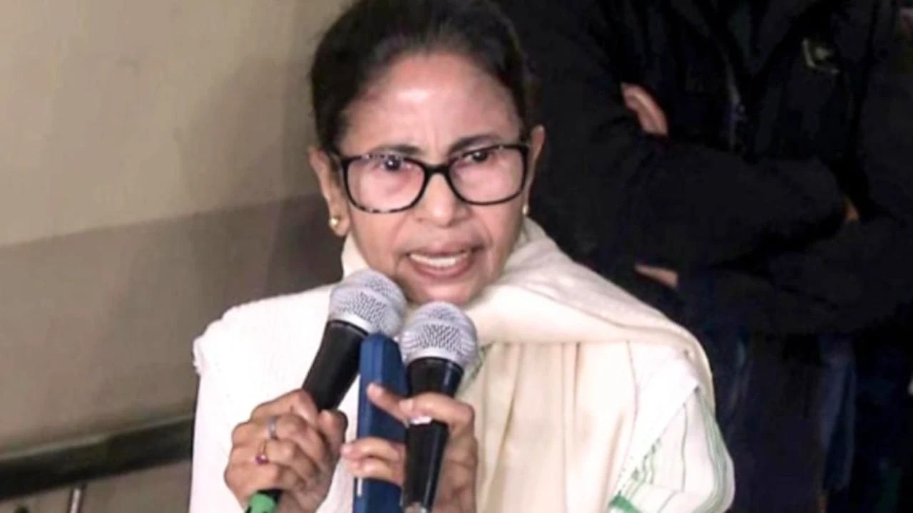 कोलकाता: स्ट्रांग रूम के बाहर हंगामा, ममता बनर्जी का ‘नाइट वॉच’ एक्शन