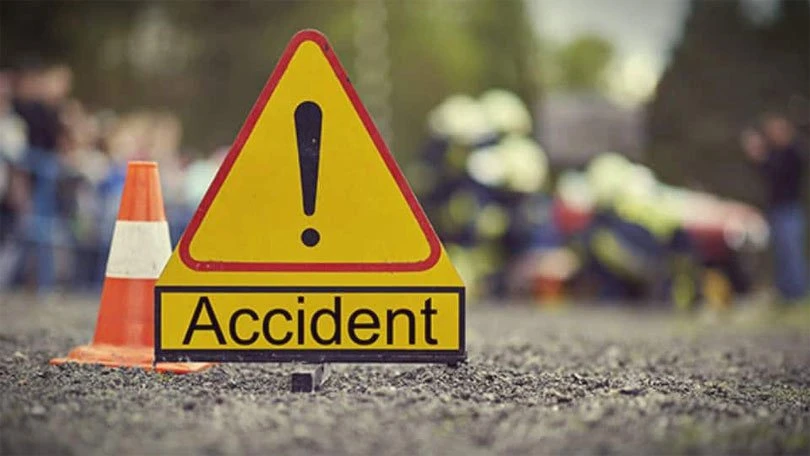 अलीगढ़-इगलास रोड पर बरातियों से भरी बस पलटी, 11 घायल