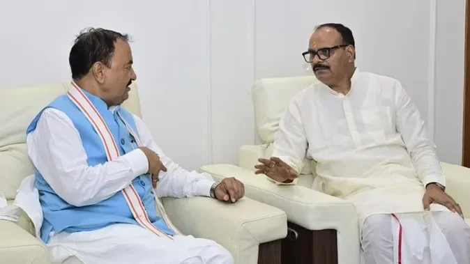 दिल्ली से लखनऊ आ रही उड़ान भोपाल डायवर्ट, ब्रजेश पाठक-केशव प्रसाद मौये थे विमान में