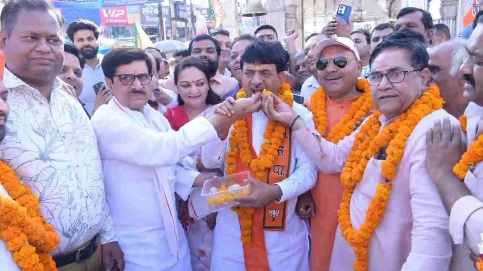 बंगाल जीत पर मुजफ्फरनगर में BJP का जश्न, मंत्री ने बांटी झालमुड़ी