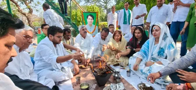 मेरठ: चौधरी अजीत सिंह को दी गई श्रद्धांजलि, रालोद कार्यकर्ताओं ने किया हवन