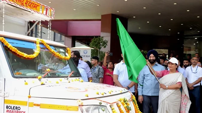दिल्ली में हीटवेव से राहत के लिए 13 मोबाइल यूनिट्स लॉन्च, सीएम ने दिखाई हरी झंडी