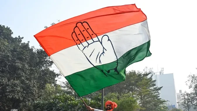 तमिलनाडु में सरकार गठन पर सियासी घमासान, कांग्रेस ने लगाए गंभीर आरोप