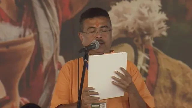 बंगाल के नए मुख्यमंत्री बने शुभेंदु अधिकारी, पीएम मोदी के पैर छूकर लिया आशीर्वाद