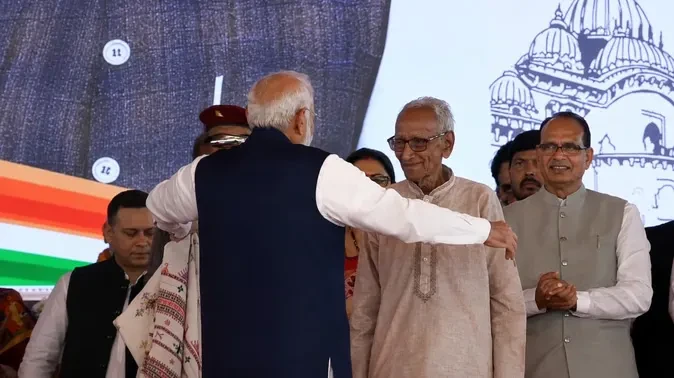 98 वर्षीय माखनलाल सरकार फिर चर्चा में, पीएम मोदी ने लिया मंच पर आशीर्वाद