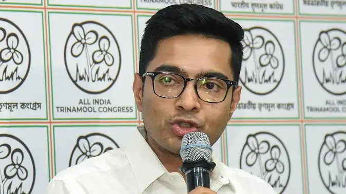 ममता बनर्जी के समर्थन में अभिषेक बनर्जी, चुनाव आयोग पर साधा निशाना
