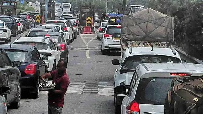 चारधाम यात्रा और वीकेंड का असर, लच्छीवाला टोल पर लगा लंबा जाम