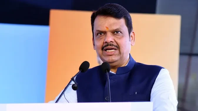 नेताओं की सादगी की मिसाल: फडणवीस बाइक, मंत्री पैदल पहुंचे मंत्रालय