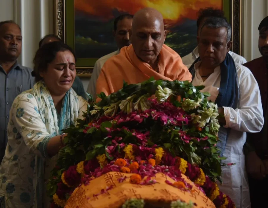 भावुक बेटी ने पापा प्रतीक को दी अंतिम विदाई, फूट-फूटकर रोईं पत्नी अपर्णा यादव