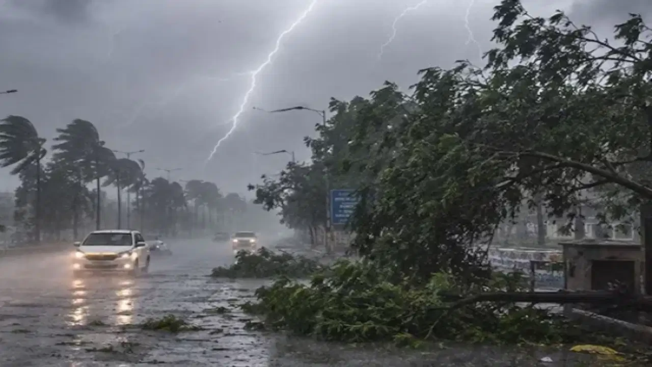 तेज आंधी ने मचाई तबाही: बदायूं में 50 फीट तक हवा में उड़े शख्स, कई घायल