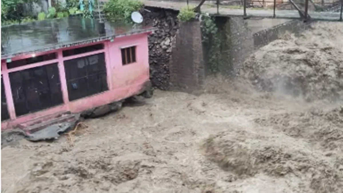 टिहरी में अचानक बारिश से जनजीवन प्रभावित, दुकानों में घुसा पानी