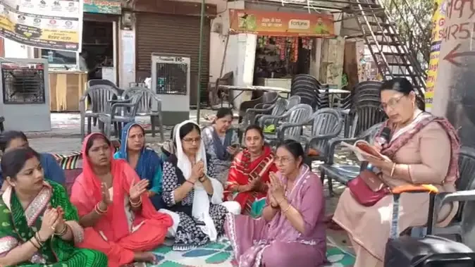 मेरठ में महिलाओं का धरना 12वें दिन भी जारी, सेटबैक नियमों के खिलाफ प्रदर्शन