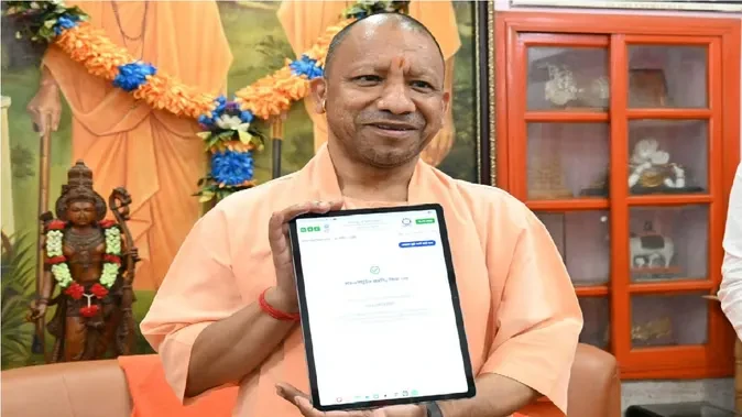 गोरखनाथ मंदिर में सीएम योगी ने भरा ऑनलाइन जनगणना फॉर्म, अभियान को बताया अहम