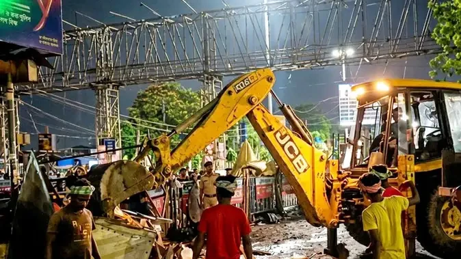 हावड़ा स्टेशन के पास अवैध दुकानों पर चला बुलडोजर, भारी पुलिस तैनात