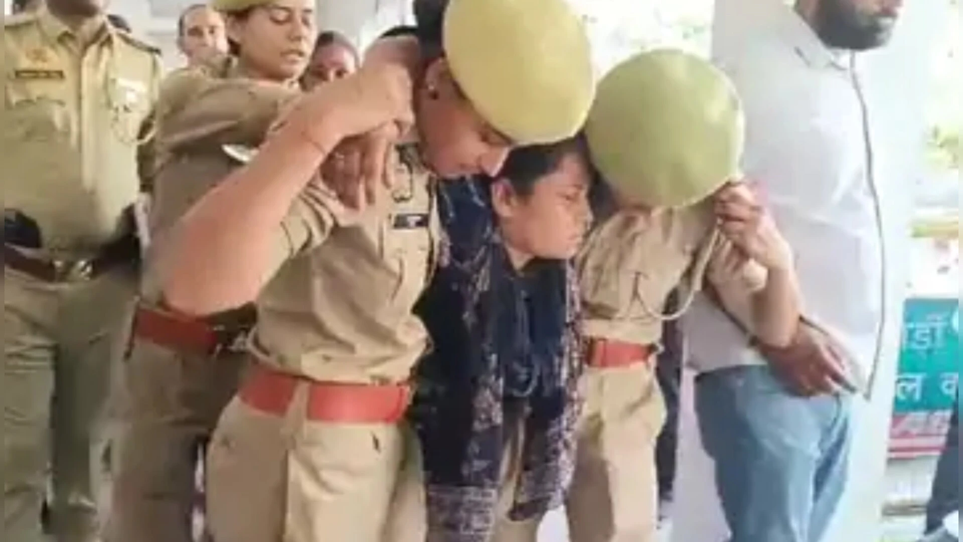 मुजफ्फरनगर: पति के घर के बाहर धरने पर बैठी महिला व परिजन गिरफ्तार