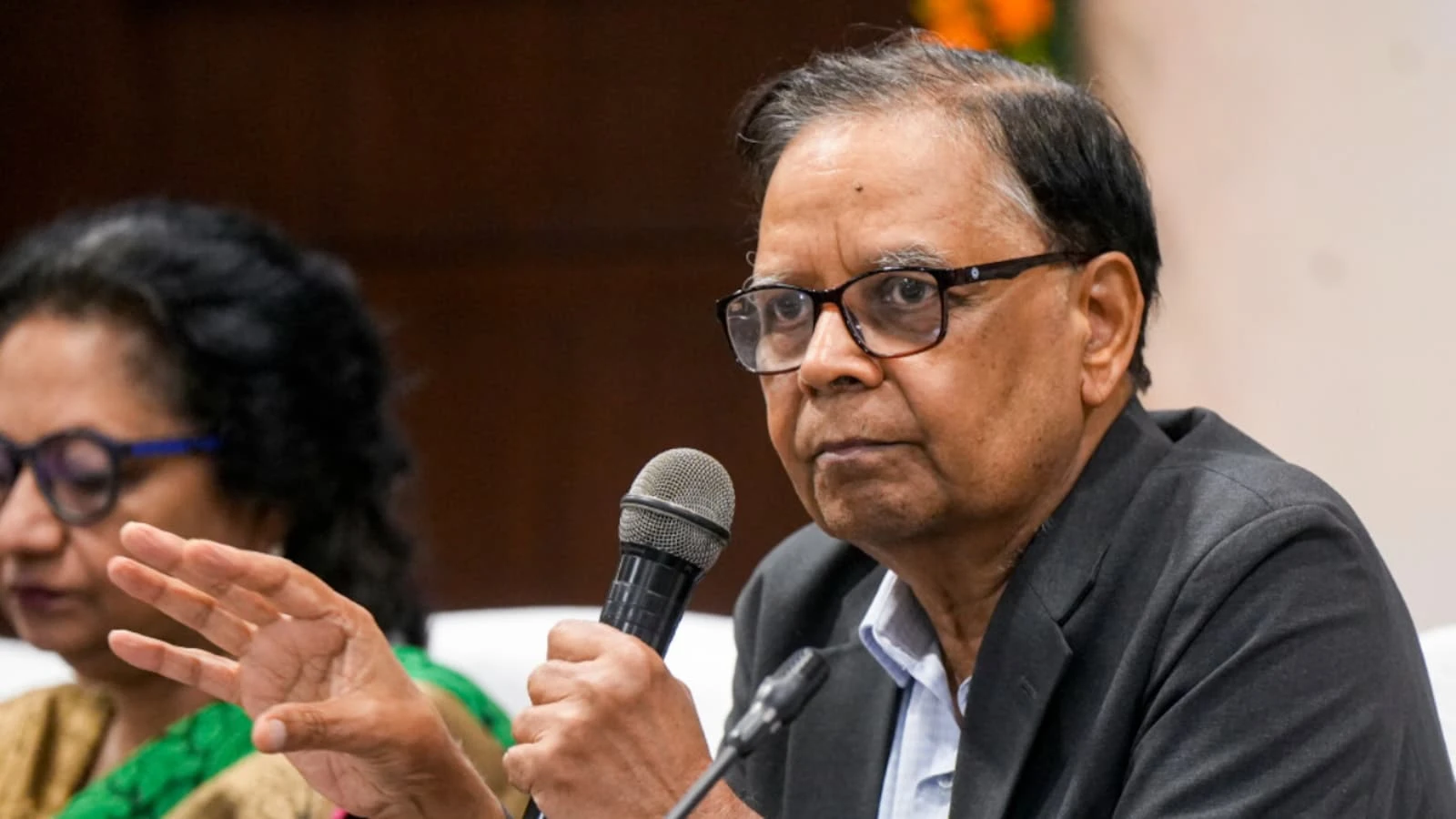 '100 प्रति डॉलर भी हुआ रुपया तो घबराने की जरूरत नहीं': अरविंद पनगढ़िया
