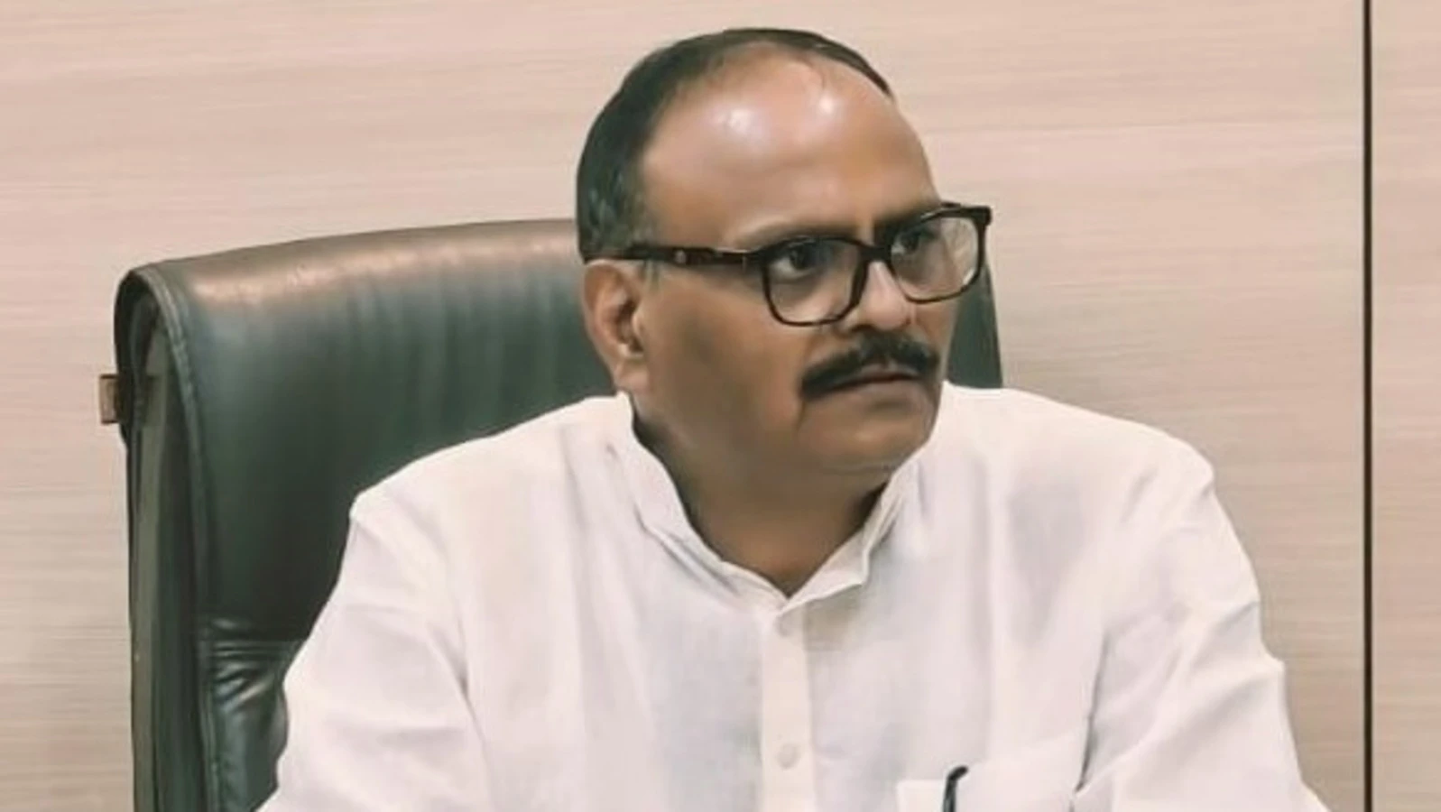 यूपी: डिप्टी सीएम ब्रजेश पाठक के विमान में तकनीकी खराबी, रनवे पर मचा हड़कंप