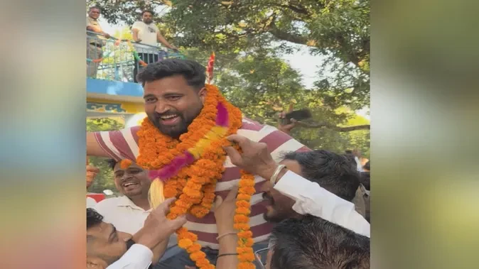 टिल्लू पंचायत चुनाव में अनोखा मुकाबला, पिता को हराकर बेटा बना प्रधान