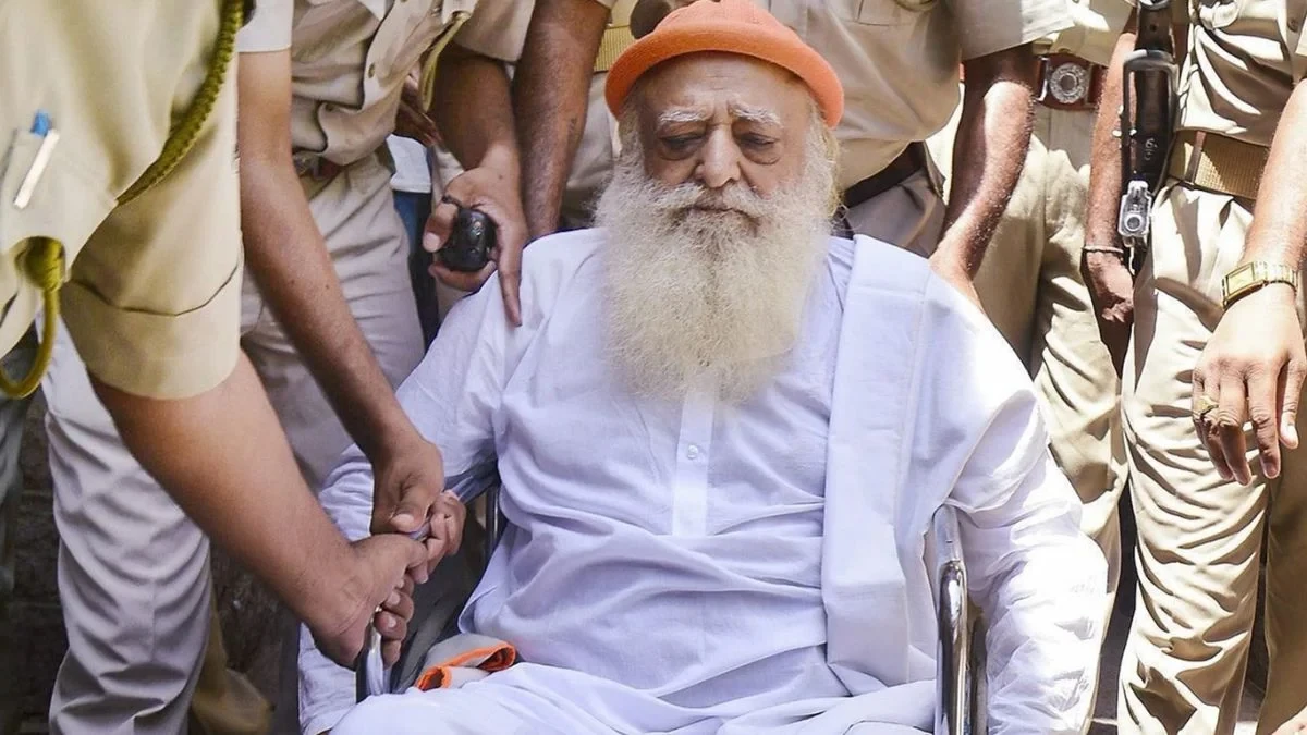 आसाराम को उम्रकैद बरकरार, हाईकोर्ट ने सह-आरोपियों को किया बरी