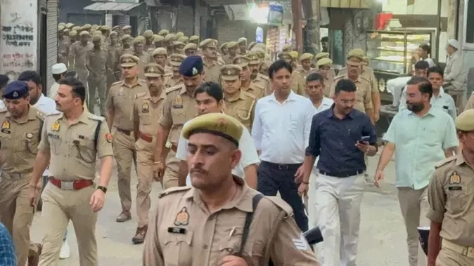 संभल में बकरीद पर हाई अलर्ट: डीएम-एसपी ने किया फ्लैग मार्च