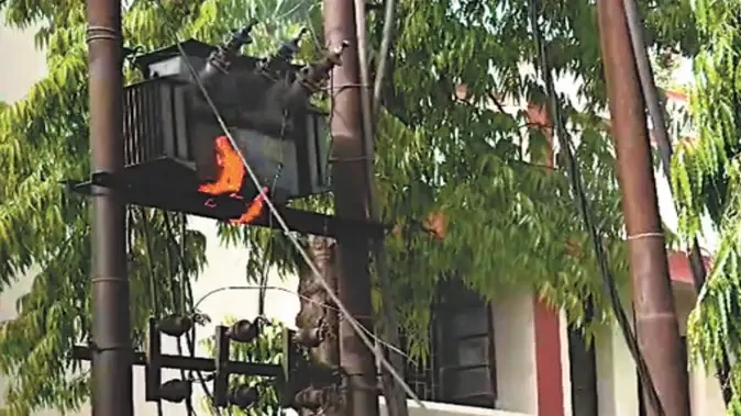 मेरठ: नौतपा की गर्मी में बिजली संकट से लोग बेहाल, कई इलाकों में घंटों कटौती