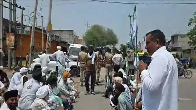 कुरुक्षेत्र: सूरजमुखी खरीद बंद होने से भड़के किसान, लाडवा रोड पर किया प्रदर्शन