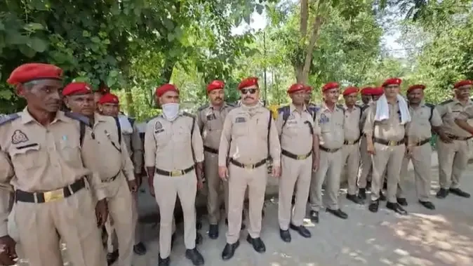 मेरठ: होमगार्ड्स का ट्रैफिक विभाग के खिलाफ हंगामा, पुलिस लाइन में जमकर की नारेबाजी