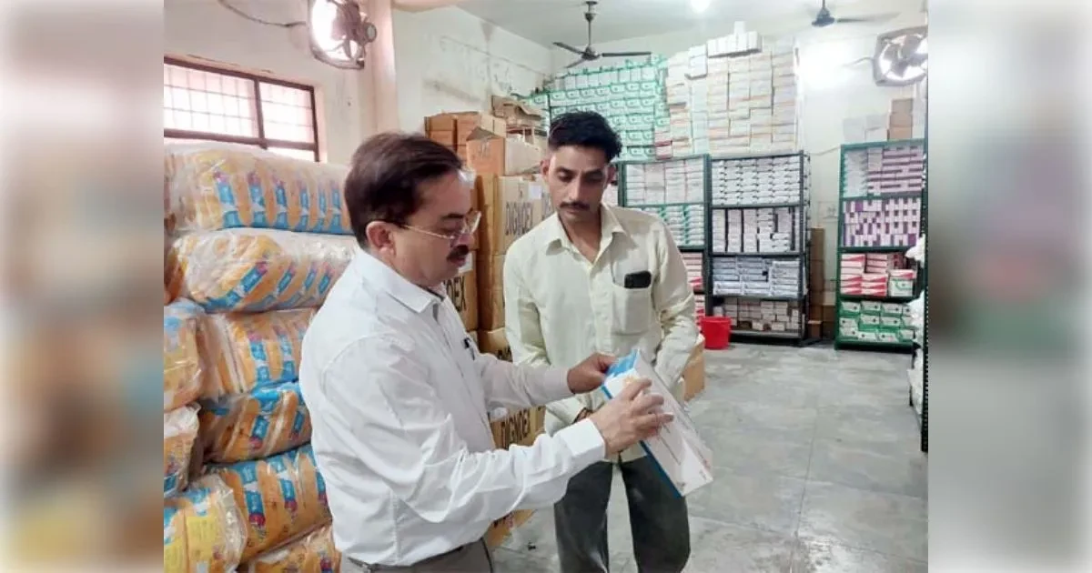 मुजफ्फरनगर: सीएमओ ने जिला अस्पताल और वेयरहाउस का किया औचक निरीक्षण