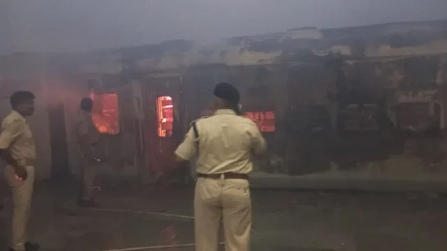 मधुबनी स्टेशन पर अंत्योदय एक्सप्रेस के कोच में आग, बड़ा हादसा टला